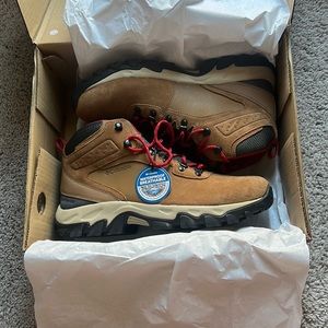 Columbia Men’s waterproof hiking boot NEW IN BOX